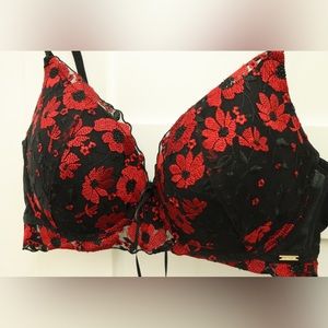 Black & Red Flower Appliqué  lPush-up Demi Bra 36D